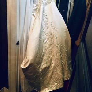 Amalia Carrara style 275 new wedding gown.